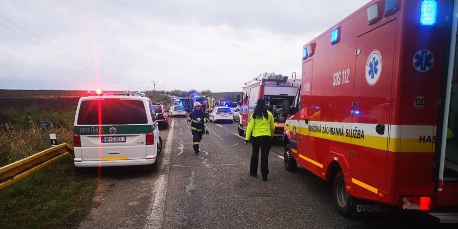 В Словакии при столкновении автобуса и грузовика погибли 13 человек 1