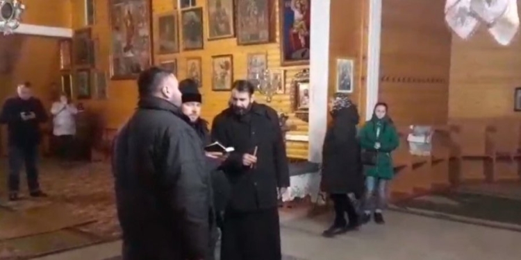 В Черновицкой области между верующими ПЦУ и УПЦ МП произошел конфликт: применили слезоточивый газ