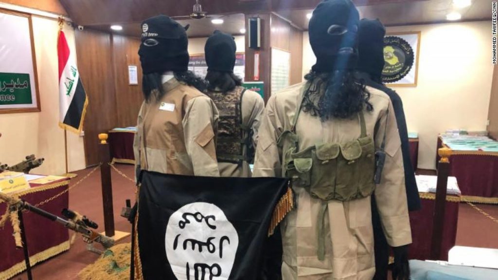 Учебники арифметики с танками и автоматами и доказательства секс-джихада: в Ираке создали музей ИГИЛ (ФОТО) 7