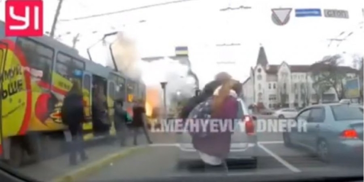 В Днепре загорелся заполненный людьми трамвай