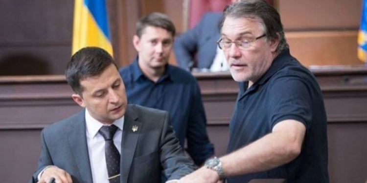 Живет в РФ, поддерживает коммунистов. Режиссер сериала Слуга народа хочет возглавить Госкино