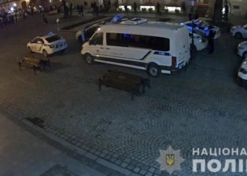 Футбольные фанаты устроили массовую драку в центре Львова (ВИДЕО)