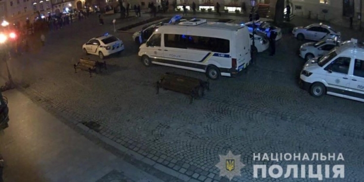 Футбольные фанаты устроили массовую драку в центре Львова (ВИДЕО)