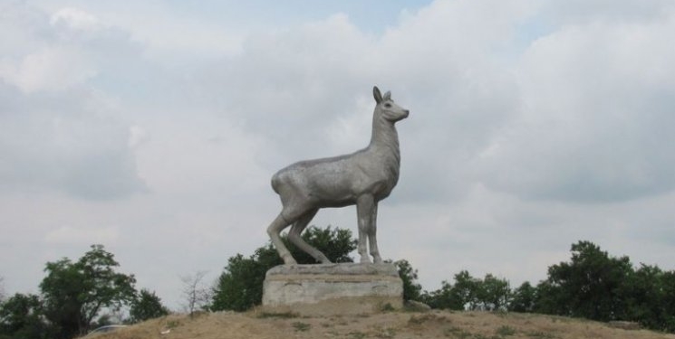 Олені, олені, не бриті, не голені: олень, который решил спариться со статуей оленихи, пережил шок (ВИДЕО)