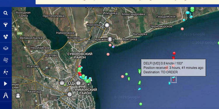 В море возле Одессы спасают танкер, который сорвало с якоря (ФОТО)