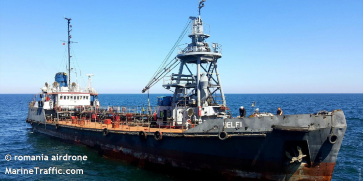 В море возле Одессы спасают танкер, который сорвало с якоря (ФОТО)