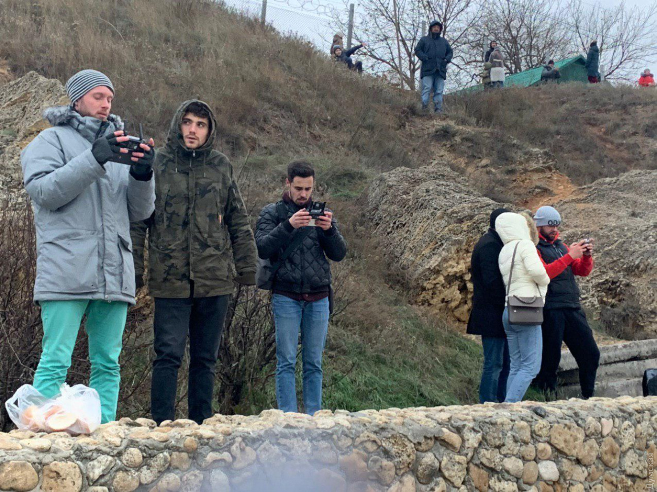 В Одессе желающие сфотографировать затонувший танкер «Делфи» создали пробку (ФОТО, ВИДЕО)