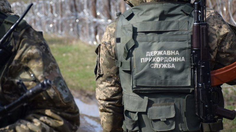 Украинским пограничникам разрешили применять оружие и сетки для связывания