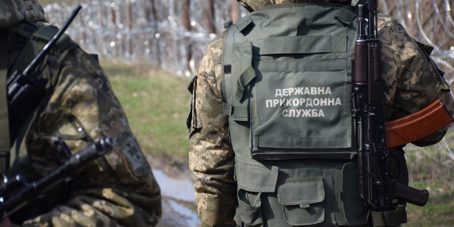 Украинским пограничникам разрешили применять оружие и сетки для связывания 1