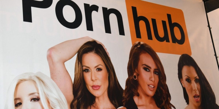 Сторонники Китая используют Pornhub  для борьбы с протестующими  Гонконга