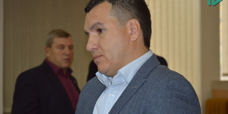 Депутат Николаевского облсовета украсил стол президиума плакатом «М-13» (ФОТО, ВИДЕО)