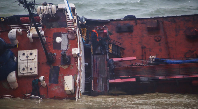 С тонущего под Одессой танкера эвакуировали экипаж (ФОТО)