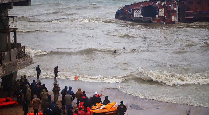 С тонущего под Одессой танкера эвакуировали экипаж (ФОТО)