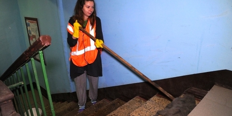 В Николаеве школьным техничкам двух районов купили “системы уборки”  по 11,6 тыс. – за счет целевой госсубвенции