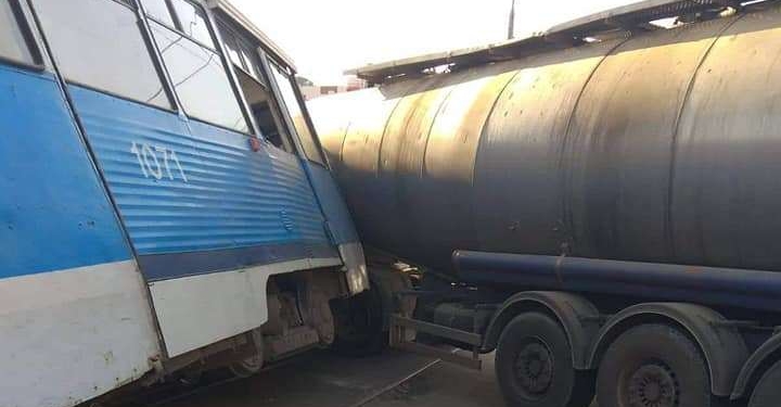 В Николаеве фура врезалась в трамвай и «сдернула» его с рельсов (ФОТО)