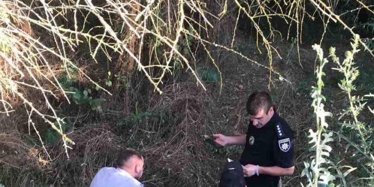 На Николаевщине полиция задержала бывшего военного – летом он выбросил мешок с боеприпасами, а теперь хранил дома гранатометы и наркотики (ФОТО)