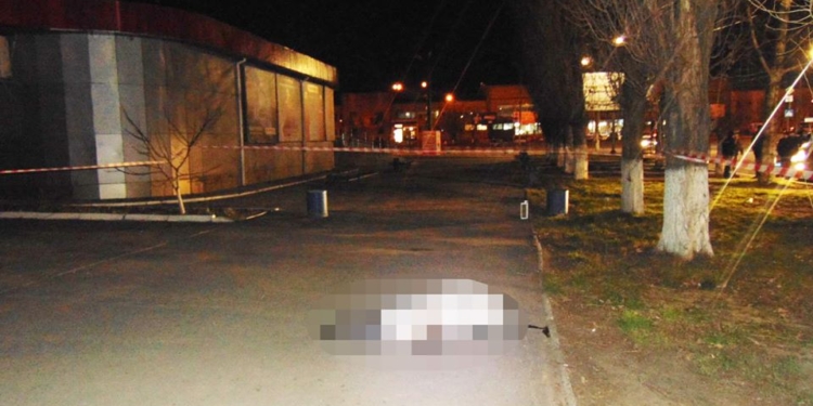 В Николаеве возле супермаркета нашли труп бездомного с ножевой раной