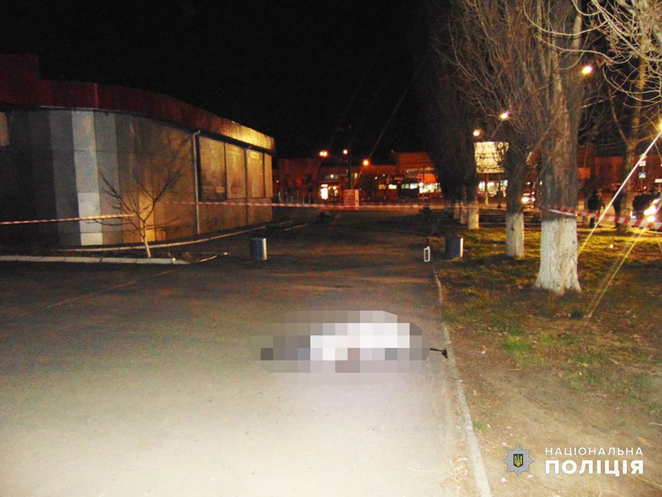В Николаеве возле супермаркета нашли труп бездомного с ножевой раной 1