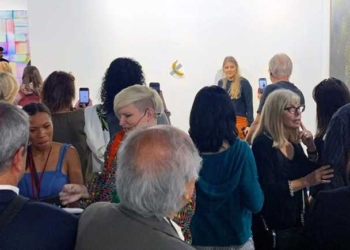 Бананы, приклеенные к стене скотчем, продавали на выставке по $120 тысяч (ФОТО)