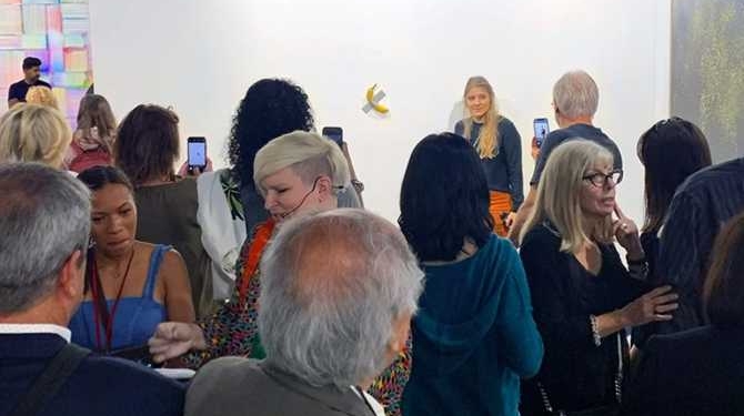 Бананы, приклеенные к стене скотчем, продавали на выставке по $120 тысяч (ФОТО)