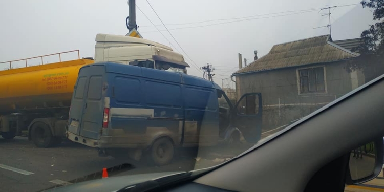 В Николаеве масловоз столкнулся с «Газелью» (ФОТО)