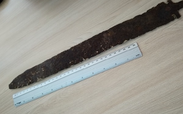 В Южном Буге на Николаевщине нашли 500-летний меч (ФОТО)