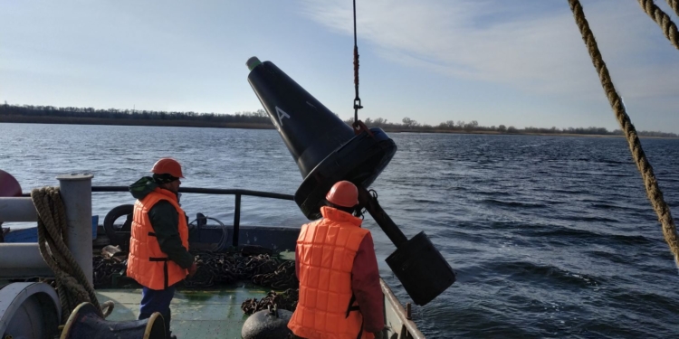 Сезон навигации закрыт – на Днепре, Припяти и Южном Буге «Госгидрография» сняла светящиеся буи (ФОТО)