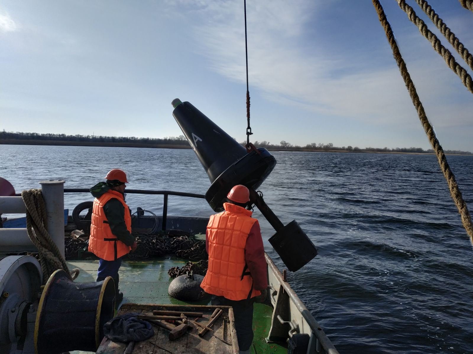 Сезон навигации закрыт – на Днепре, Припяти и Южном Буге «Госгидрография» сняла светящиеся буи (ФОТО)