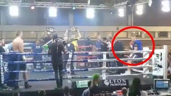 Самая нелепая травма в истории. Боксер выпал с ринга перед началом боя (ВИДЕО)