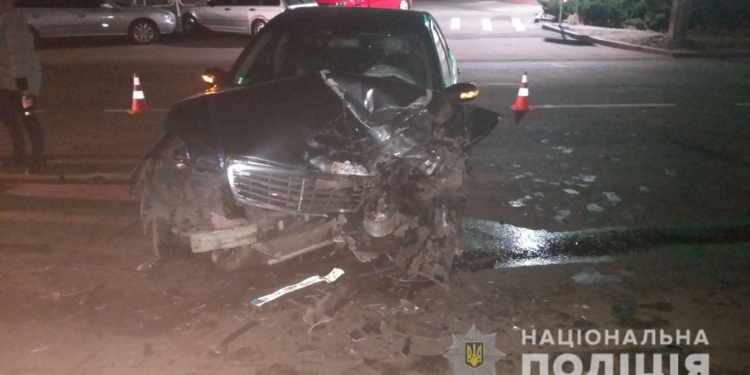 В Николаеве ночью лоб в лоб столкнулись два такси – водители обеих машин в больнице (ФОТО)