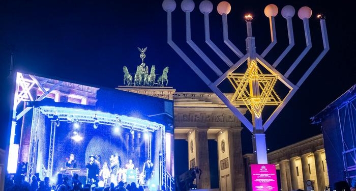 У Бранденбургских ворот в Берлине зажжен самый большой в Европе ханукальный светильник – ханукия