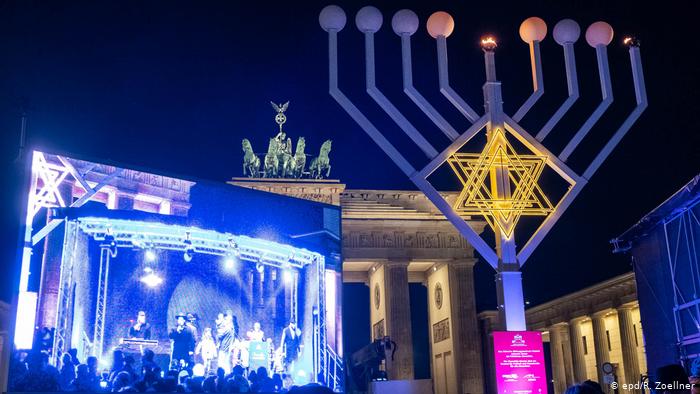 У Бранденбургских ворот в Берлине зажжен самый большой в Европе ханукальный светильник - ханукия 1