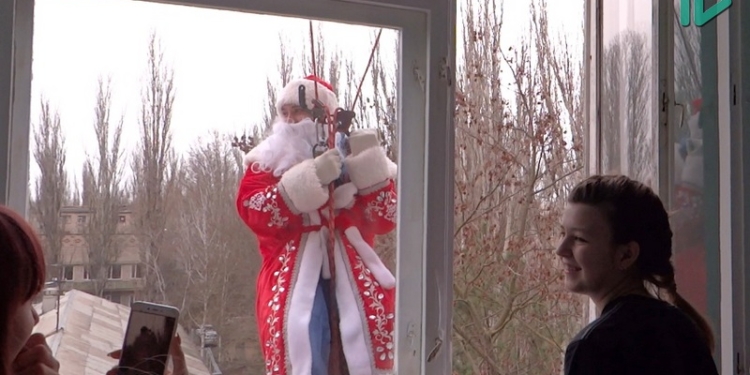 В Николаеве пациентов областной детской больницы поздравили Деды Морозы-альпинисты и Снегурочка (ВИДЕО)