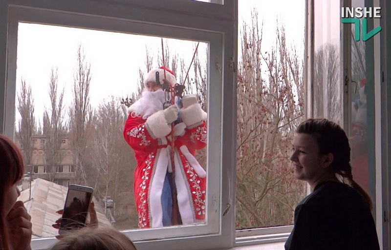 В Николаеве пациентов областной детской больницы поздравили Деды Морозы-альпинисты и Снегурочка (ВИДЕО) 1