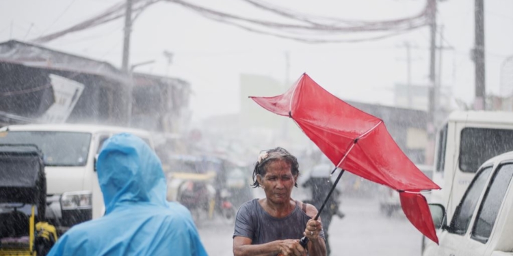 На Филиппинах из-за тайфуна «Каммури» с островов эвакуировали около 200 тысяч человек