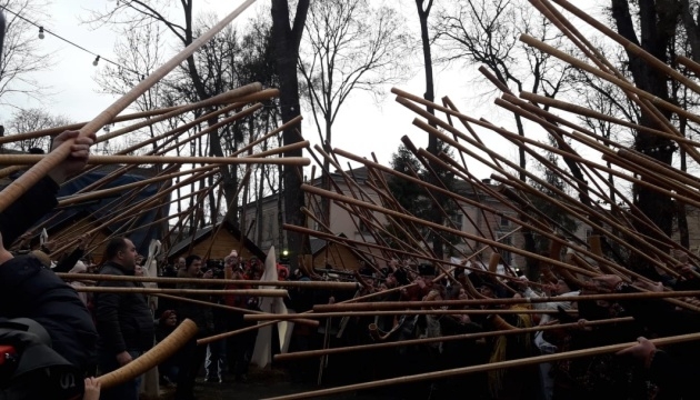 Есть рекорд: в Ивано-Франковске одновременно заиграли 146 гуцульских трембит и рогов (ВИДЕО)