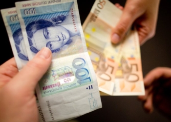 В Германии мужчина нашел в купленных на барахолке часах 50 тыс.дойчмарок