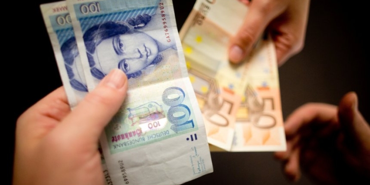 В Германии мужчина нашел в купленных на барахолке часах 50 тыс.дойчмарок