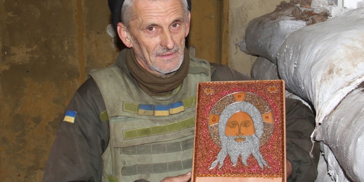 Украинский воин делает иконы из проволоки на передовой в зоне ООС (ФОТО)
