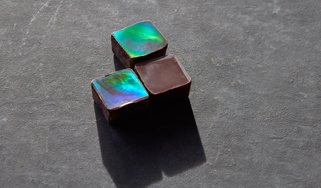 Хамелеон подсказал: швейцарские ученые создали радужный шоколад