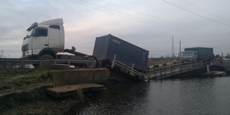 На Николаевщине фура снова утопила Пересадовский мост (ФОТО)