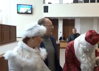 Директора Николаевского аэропорта Федора Барну индивидуально поздравил Дед Мороз со Снегурочкой