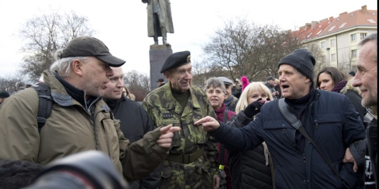«За» и «против»: в Праге на митингах спорили о переносе скандального памятника Коневу (ФОТО)
