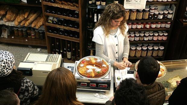 Почти лотерея: испанская кондитерская спрятала в праздничном пироге чек на 10 тыс.евро 1