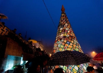 В Италии установили елку, созданную из связанных крючком кухонных прихваток (ФОТО)