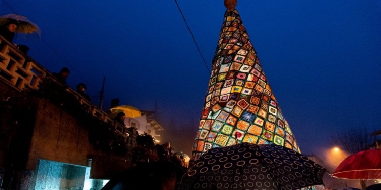 В Италии установили елку, созданную из связанных крючком кухонных прихваток (ФОТО)