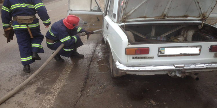 Из-за короткого замыкания электропроводки в Новом Буге на улице загорелся ВАЗ