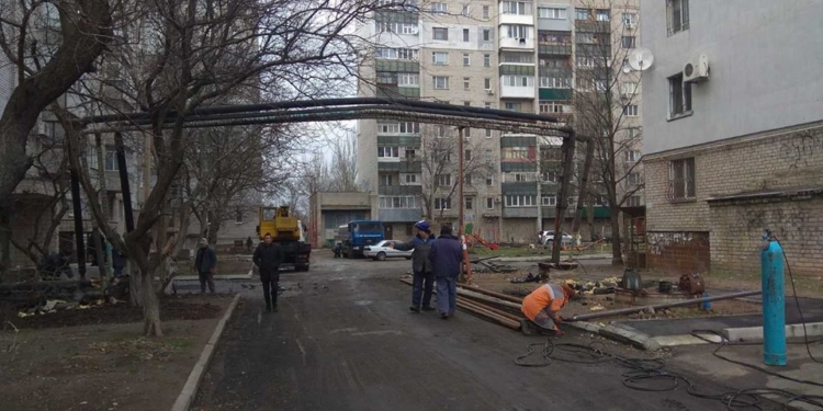 В Николаеве при ремонте внутриквартальных проездов повредили теплосеть – два многоквартирных дома остались без тепла (ФОТО)