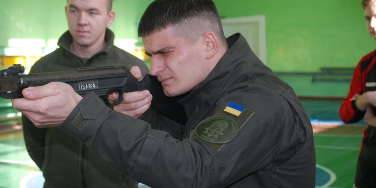 Школьники & нацгвардейцы: в Николаеве в День ВСУ прошли необычные соревнования (ФОТО)