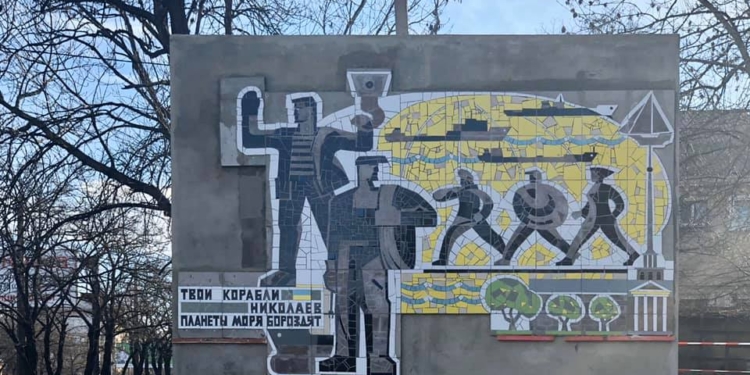 Завершается реставрация стелы «Твои корабли, Николаев, планеты моря бороздят» у Варваровского моста (ФОТО)